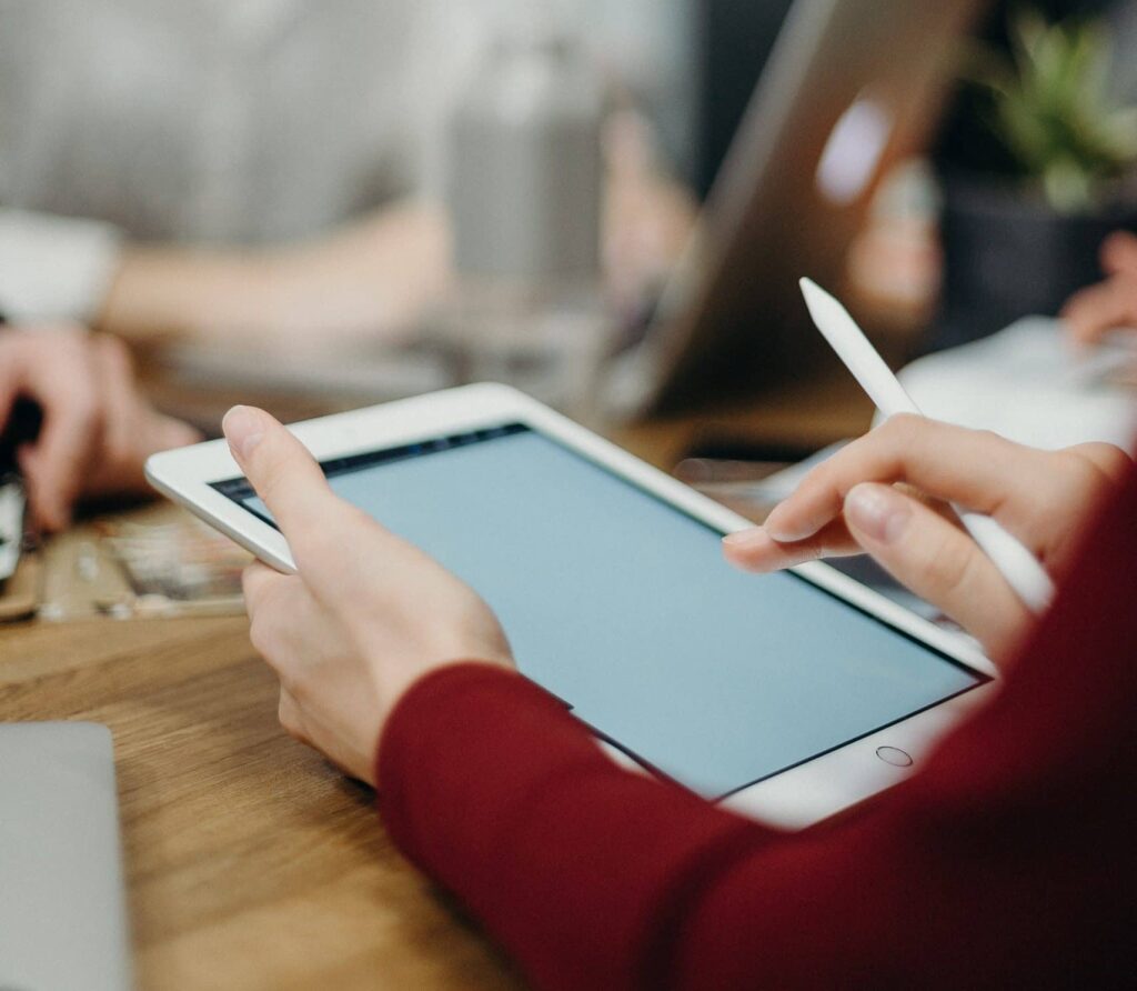 frau-unterschreibt-auf-ipad-scaled
